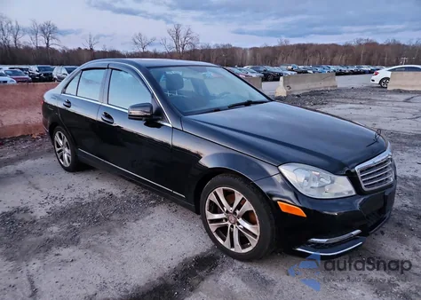 2013 Mercedes-Benz C 300 4Matic z USA, uszkodzony, nr VIN WDDGF8AB6DR286892